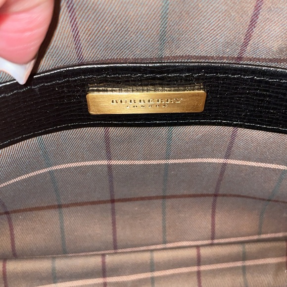 Burberry’s black clutch - Picture 11 of 11